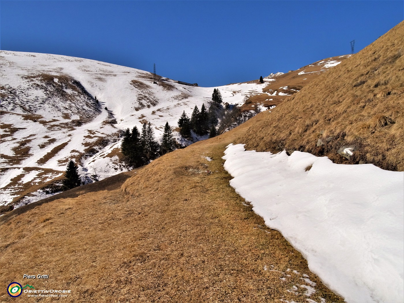 15 Solo brevi strisciate di neve.JPG